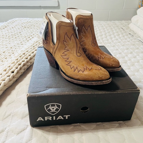 Ariat Shoes - Ariat Dixon R Toe Western Ankle Boots Booties